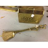 Brassware: 20th cent. Set of fire tools, poker, shovel tongs and a brass magazine rack.