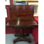 Early 19th cent. William IV swivel top tea table with tapered column. 32ins. x 28ins. x 18ins.