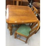 20th cent. Oak draw leaf table, turned cup and cover supports, and 4 matching chairs. 35½ins.