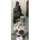 Bottles: 17/18th cent. & later 'seal' onion and mallet shaped glass bottles, a/f seals removed, etc.