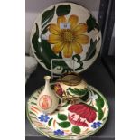 20th cent. Ceramics: Wade retro floral plates, c1960s, 10 x dinner, 2 x dessert. Plus a Wade gilt/
