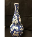 19th/20th cent. Ceramics: Chinese double gourd vase, decorated with white flowing prunus blossoms,