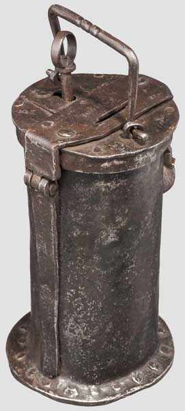 Schmiedeiserne Opferbüchse, deutsch um 1700 Zylindrischer Korpus mit ausgestelltem Fuß und umlaufend - Image 2 of 2