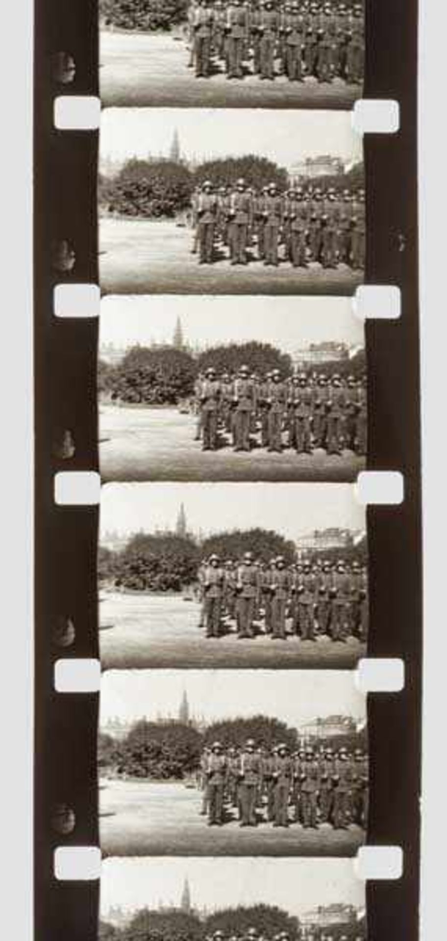 Bundeskanzler Engelbert Dollfuß auf dem Wiener Heldenplatz am 12. September 1933 - 16-mm S/W-Film - Bild 2 aus 3