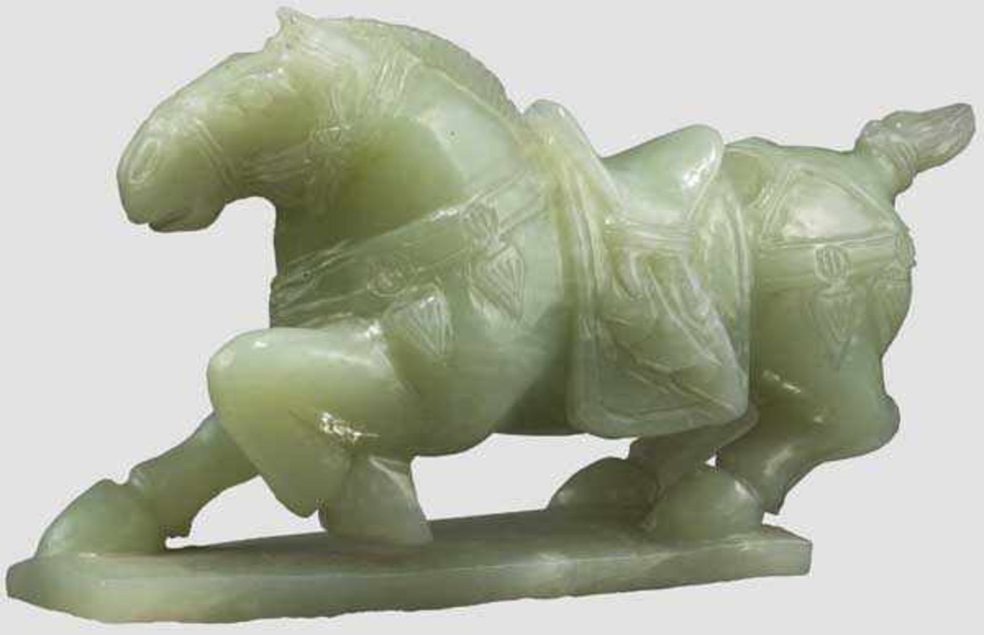 Pferd aus grüner Jade, China um 1900 Vollplastisch geschnittenes Pferd mit Sattel und Zaumzeug aus - Bild 2 aus 2