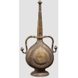 Rosenwasser-Sprenkler, Südindien, 17./18. Jhdt. Gegossener, bauchiges Korpus aus Bronze mit