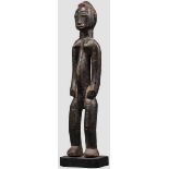 Weibliche Ahnenfigur, Westafrika Einteilig geschnitzte, stehende, weibliche Figur aus geschwärztem