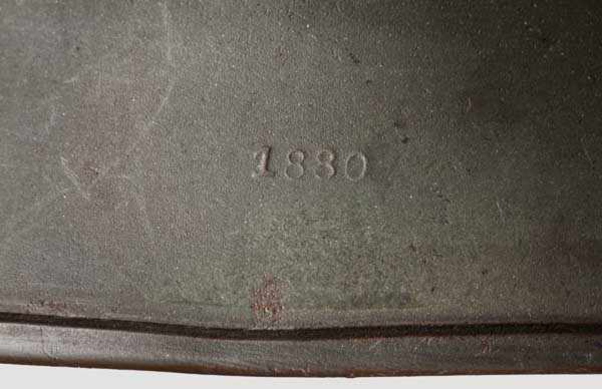 Zwei Stahlhelme mit beiden Emblemen Stahlhelm M 35 mit 90 % der glatten, feldgrauen Lackierung - Bild 5 aus 6