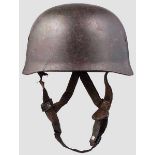 Stahlhelm M 38 für Fallschirmjäger Die Glocke außen mit Teilen der Originallackierung (ca. 50%),