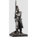 Französischer Grenadier im Russlandfeldzug, Bronze, Frankreich um 1880 Patinierte Bronze mit fein