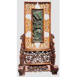 Stellschirm mit Shou Lao-Szene aus Jade, Mitte 19. Jhdt. Kunstvoll in Holz floral geschnitzter