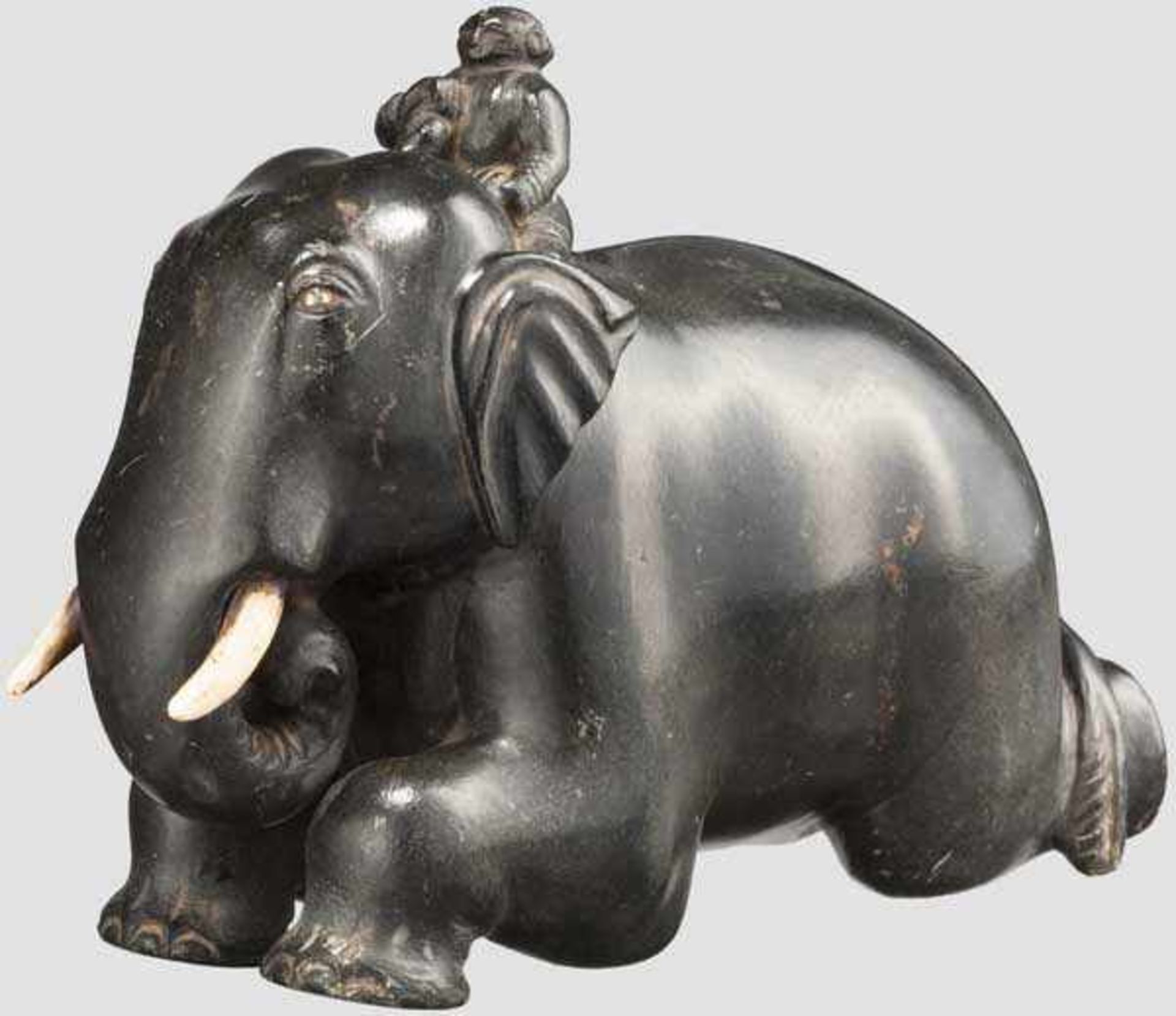 Geschnittener, liegender Elefant mit seinem Führer, China(?), 19. Jhdt. Dunkler, harter Stein, die