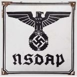 Haustafel "NSDAP" Weiß emailliertes, konvexes Eisenschild mit schwarzem Parteiadler und