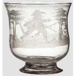 Glas mit jagdlichem Schliffdekor, süddeutsch um 1720 Leicht bauchiges Glas auf abgesetztem Standfuß.
