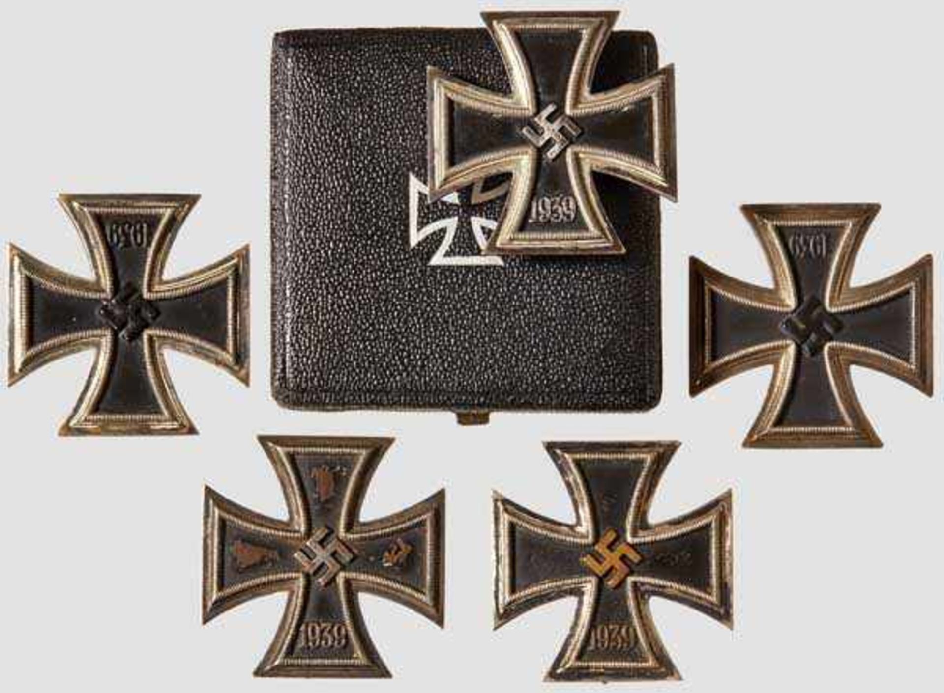 A Collection of Iron Cross 1939 I Class Five examples, each with black lacquered magnetic core in - Bild 2 aus 2