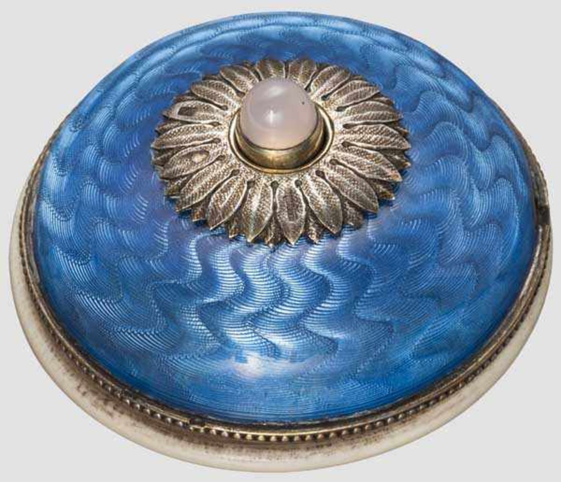Tischklingel im Fabergé-Stil, Russland, 20 Jhdt. Runde Klingel mit fein guillochiertem und blau
