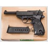 Walther P 1, konserviert im Karton, Bundeswehr Kal. 9 mm Luger, Nr. 466477. Nummerngleich. Blanker