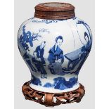 Ziervase im Ming-Stil, China, 19. Jhdt. Weißes glasiertes Porzellan mit reicher blauer Figuren-