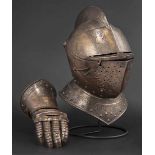 Geschlossener Helm und Panzerhandschuh, süddeutsch um 1570, mit späterer Ätzung Helm mit einteilig