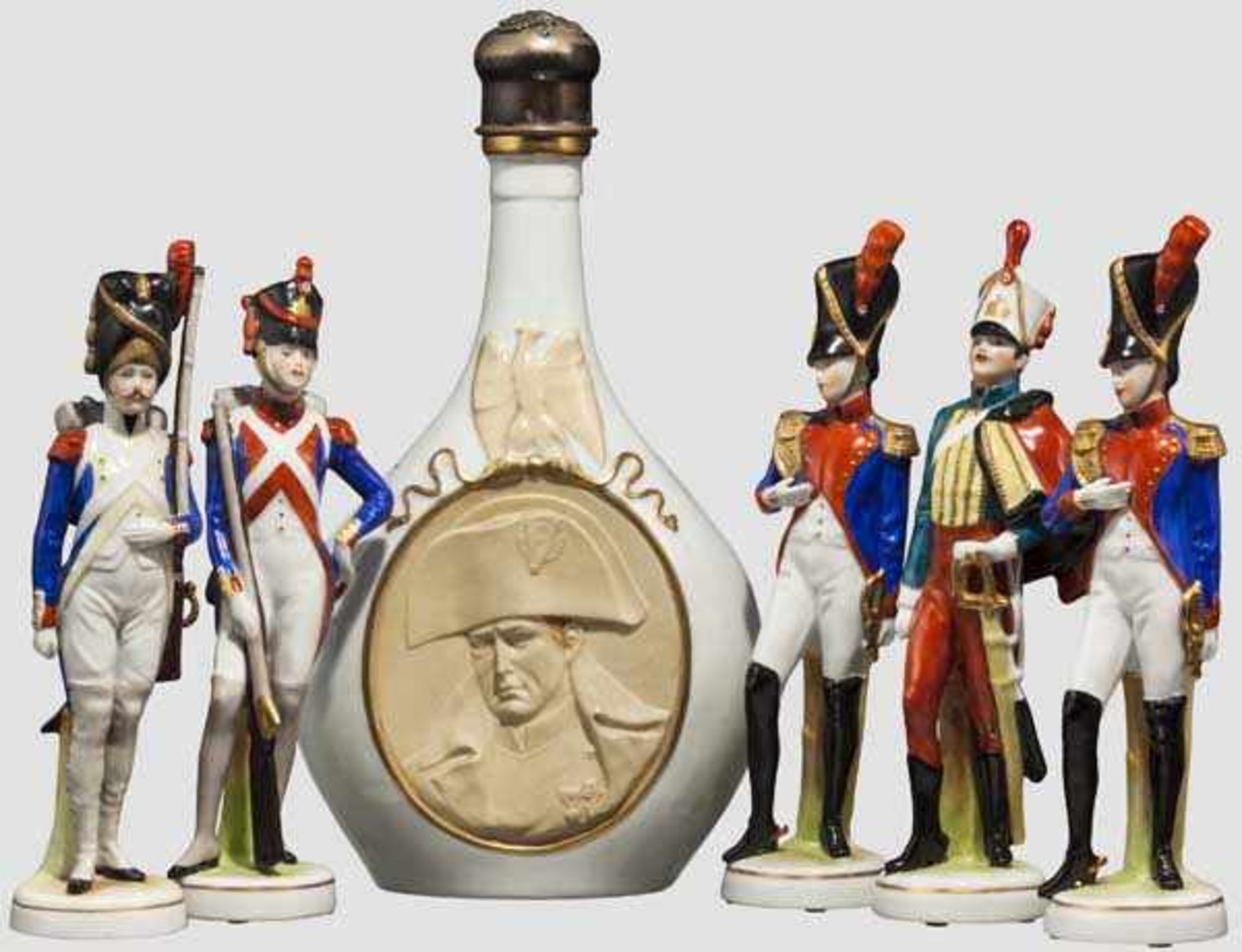 Fünf napoleonische Soldaten und eine Weinflasche der Porzellanmanufaktur Scheibe-Alsbach, 20.
