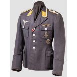 Waffenrock für einen Feldwebel an der Luftwaffensportschule Luftwaffenblauer Gabardine mit silbernen