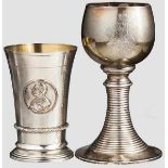Zwei Silberbecher, Preussen, Ende 19. Jhdt. Ein Pokal in Form eines Römers, die Kuppa mit graviertem