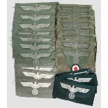 Kleine Sammlung Mützenabzeichen Zehn Adler für die Feldmütze M 43, in mattgrau gewebter BeVo-