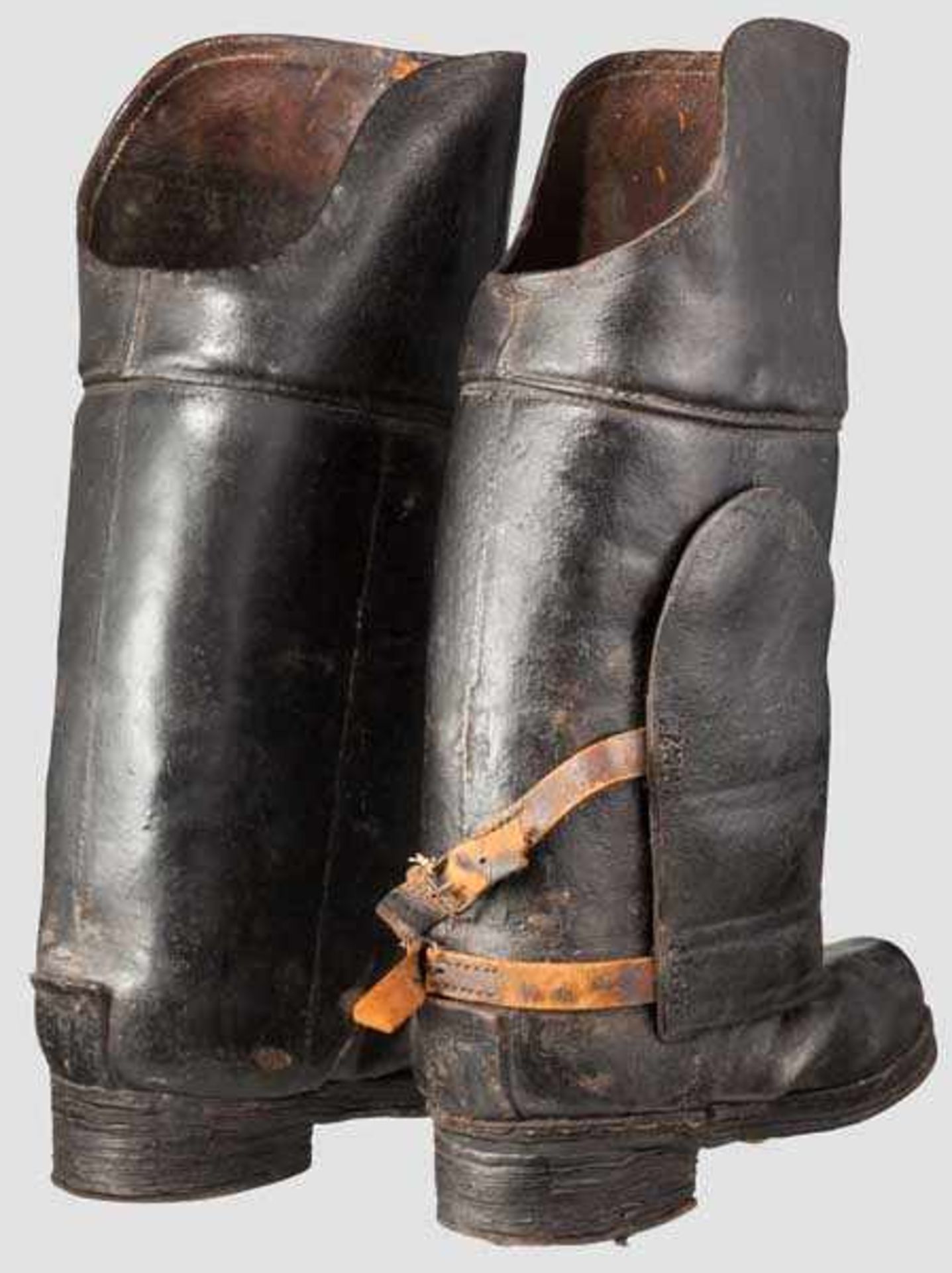 Ein Paar Kürassier-Stiefel, deutsch um 1700 Schwere Schaftstiefel aus schwarzem Leder mit hohen - Bild 2 aus 2