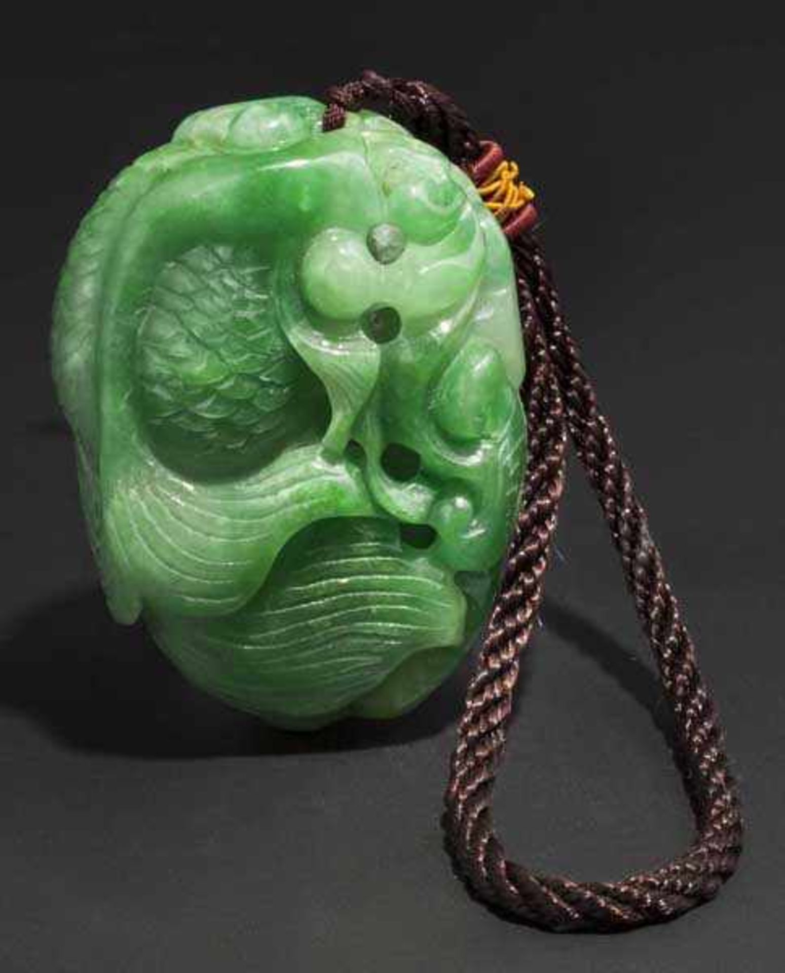 Anhänger aus grüner Jade, China, 1. Hälfte 20. Jhdt. Ovaler Anhänger aus flaschengrüner Jade mit