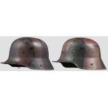 Zwei Stahlhelme M 16 Stahlhelm mit Mimikry-Tarnanstrich in grüngrauer Grundlackierung,