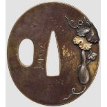 Tsuba, Japan um 1830 Santoku Nademarugata Tsuba. Auf glatter Platte Dekor in Form eines hängenden