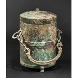 Archaische Bronzedose, China, Zeit der streitenden Reiche, 4./3. Jhdt. v. Chr. Dünnwandig