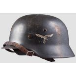 Stahlhelm M 35 mit Resten beider Emblemen Blaugrau lackierte Glocke mit separat eingesetzten