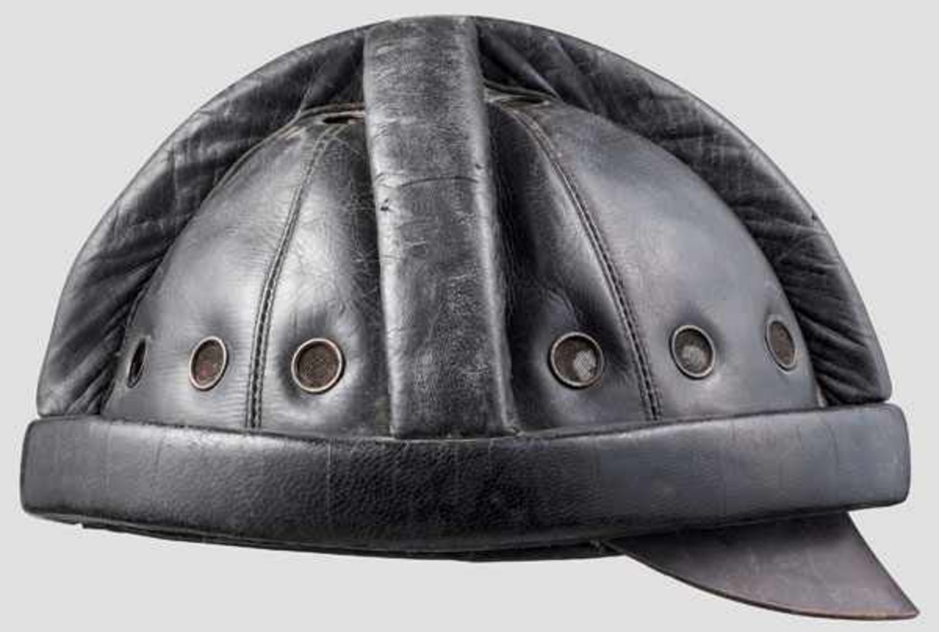 Sturzhelm Korpus mit schwarzem Leder bezogen, lederner Vorderschirm, gepolsterte Wülste, - Bild 2 aus 3