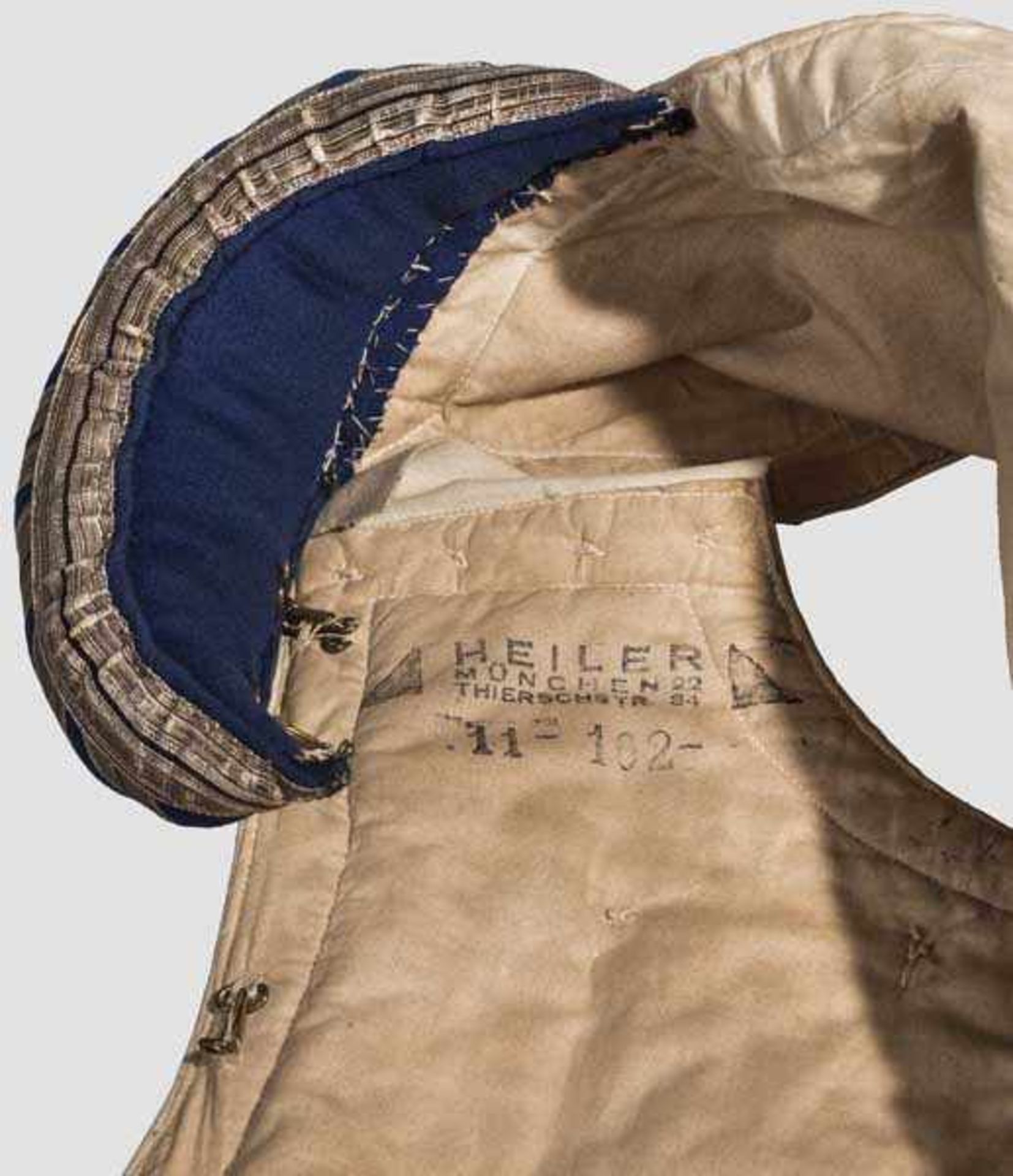 Supraweste für die Leibgarde der Hartschiere Feines, weißes Tuch mit gefälteltem Schoß und - Bild 4 aus 4