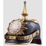 Helm für Offiziere der Infanterie Zusammengestellt. Schwarz lackierte Lederglocke (eingesunken,