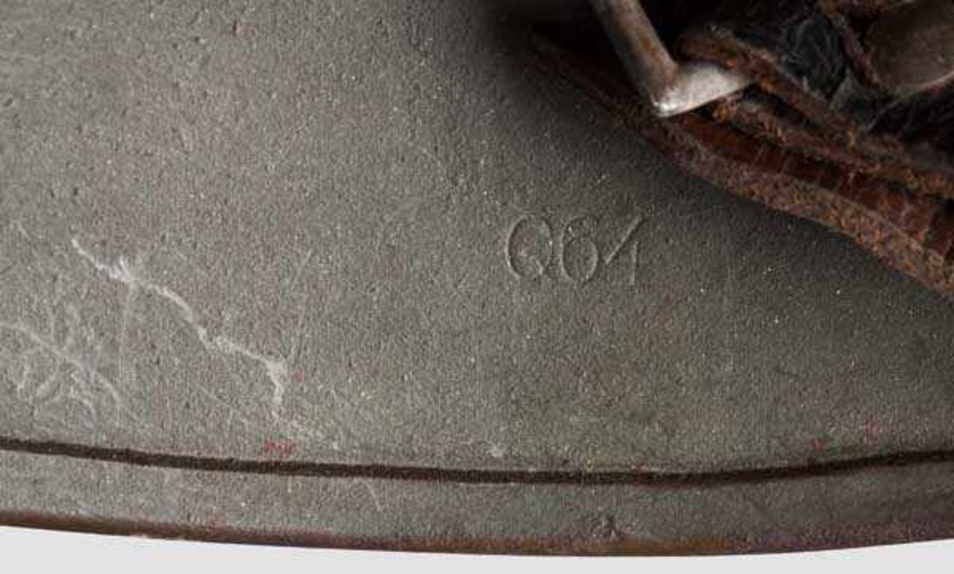 Zwei Stahlhelme mit beiden Emblemen Stahlhelm M 35 mit 90 % der glatten, feldgrauen Lackierung - Bild 4 aus 6