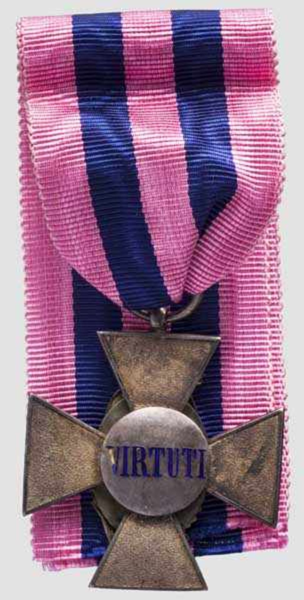 Michaelsorden - Verdienstkreuz Deutlich getragenes, frühes und unsigniertes Brustkreuz aus Silber. - Bild 2 aus 2