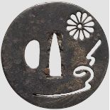 Tsuba, Japan um 1650 Eiserne Marugata Ito-Sukashi Tsuba im Odawara-Stil. Darstellung von Blüten