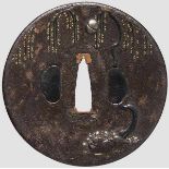 Tsuba, Japan um 1800 Eiserne Marugata Tsuba im Choshu-Stil. Auf glatter Platte, Takabori Darstellung