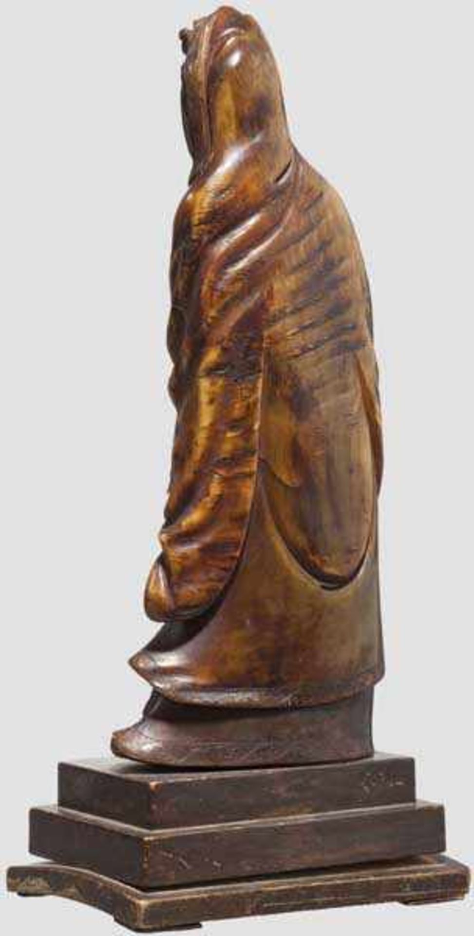 Geschnitzte Figur der Guanyin, China, 19. Jhdt. Aus braunem Horn fein geschnitzte, partiell - Bild 2 aus 6