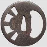 Tsuba, Japan um 1650 Eiserne Marugata Ito-Sukashi Tsuba. Auf glatter Platte mit Amida Yasurime