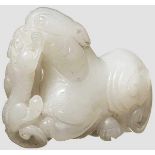 Jadeskulptur in Form eines Löwen, China, 19./20. Jhdt. Vollplastisch durchbrochen geschnitten aus