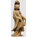 Guanyin aus Speckstein, China, 19. Jhdt. Vollplastisch geschnitzte Figur aus grünlichem Speckstein