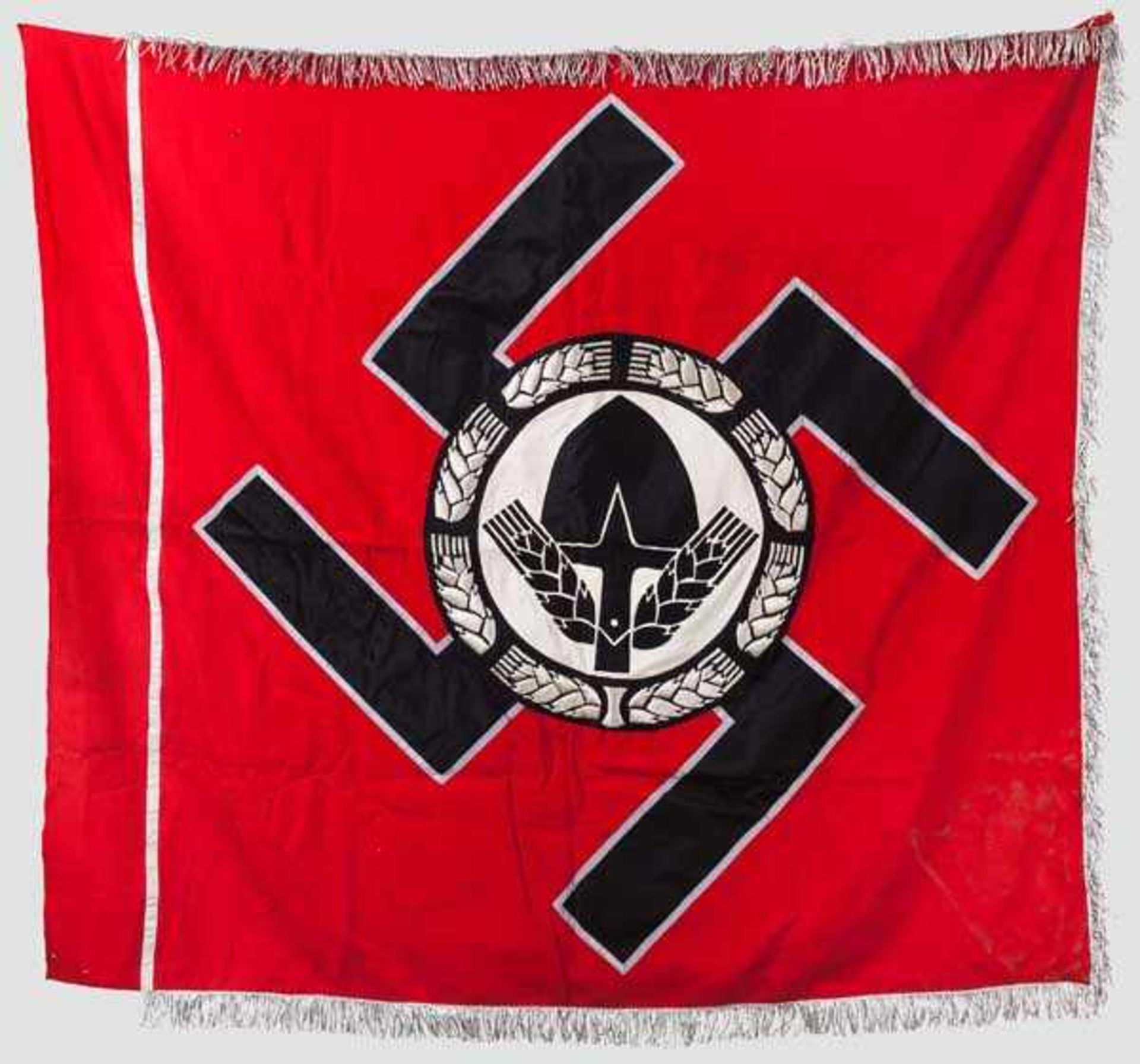 Fahne des RAD Doppellagiges, hochrotes Baumwolltuch, dreiseitiger silberner Fransenbehang, auf