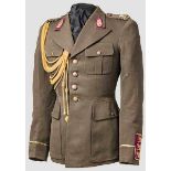 Uniformjacke eines hohen Offiziers aus dem Zweiten Weltkrieg Feines olivgrünes Tuch, Kragenspiegel