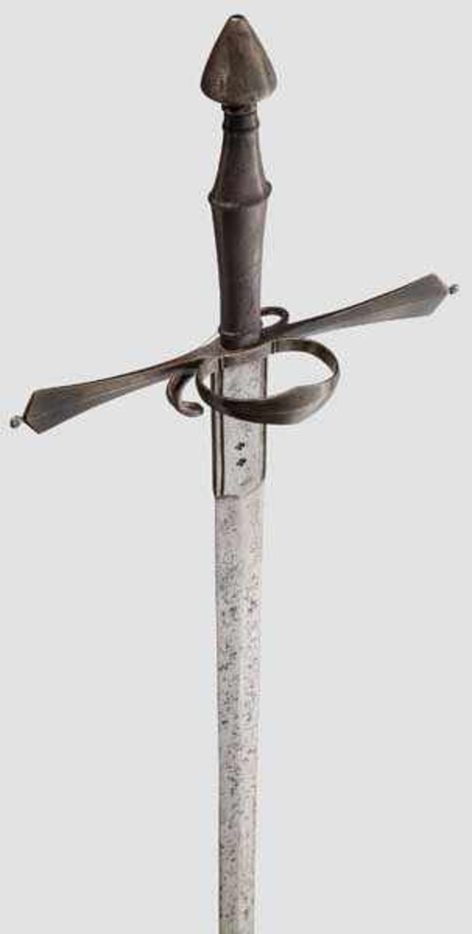 Schwert zu anderthalb Hand, deutsch um 1550 Zweischneidige, beidseitig gegratete Klinge mit - Bild 3 aus 7