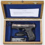 Walther P 99, graviert, in Schatulle, Unikat Kal. 9 mm Luger, Nr. 002015. Nummerngleich. Blanker