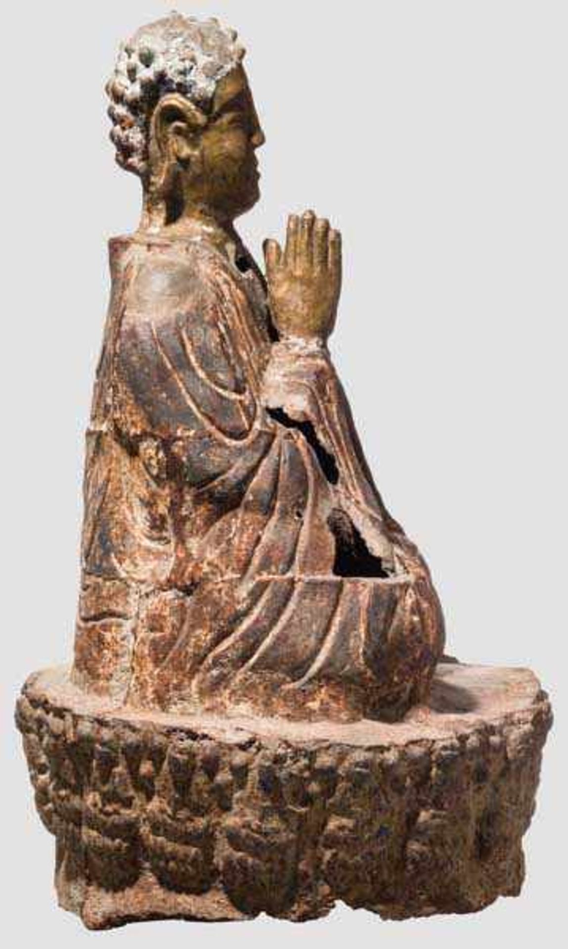 Eiserner Buddha, China um 1600 Eiserner Buddha im Lotussitz, die Hände im Anjali Mudra, auf einem - Bild 3 aus 6