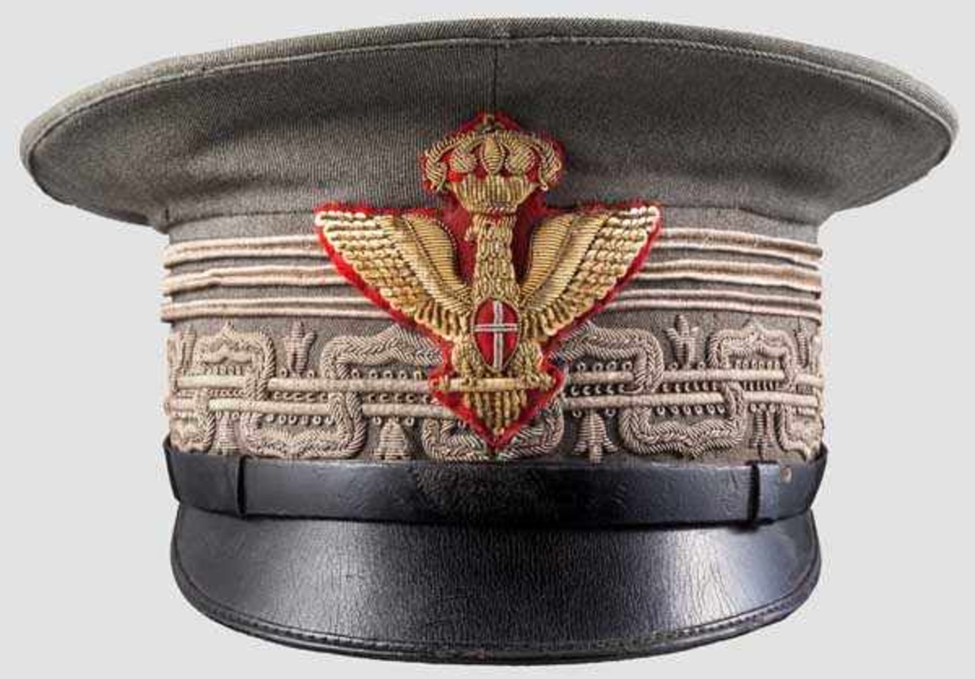Schirmmütze für Generale Feines feldgraues Tuch, am Bund drei umlaufende, silberne Plattschnüre